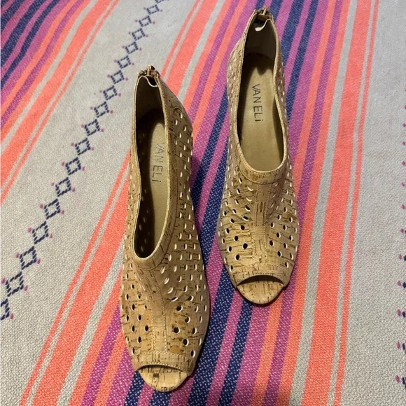 ❕EUC❕Vaneli Heels - Picture 2 of 4